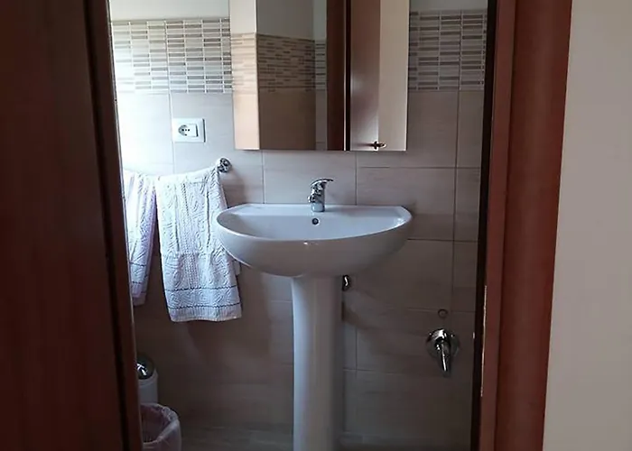 招待所 The Bridge -